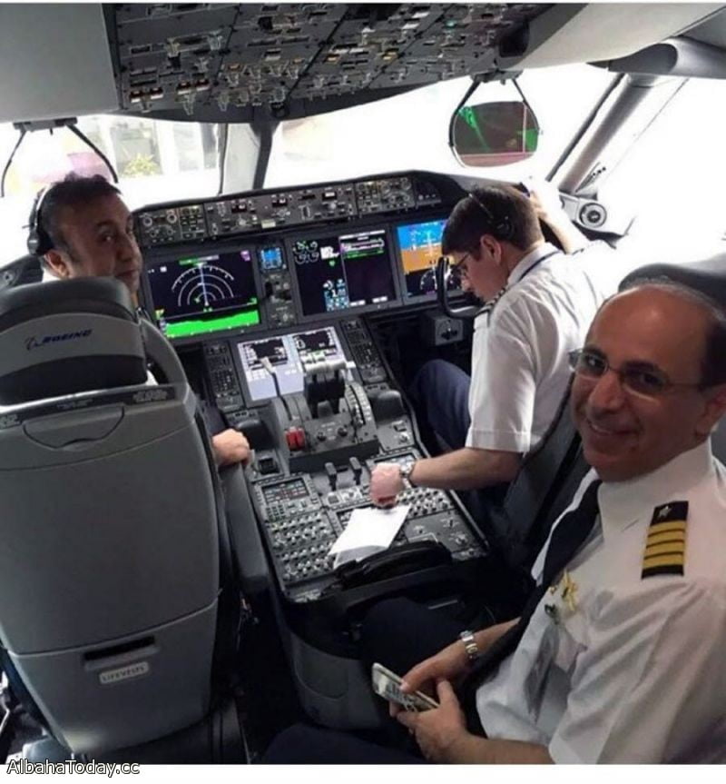 أهالي الصقاع بجدة يحتفون بقائد أول طائرة دريملاينر تتسلمها السعودية