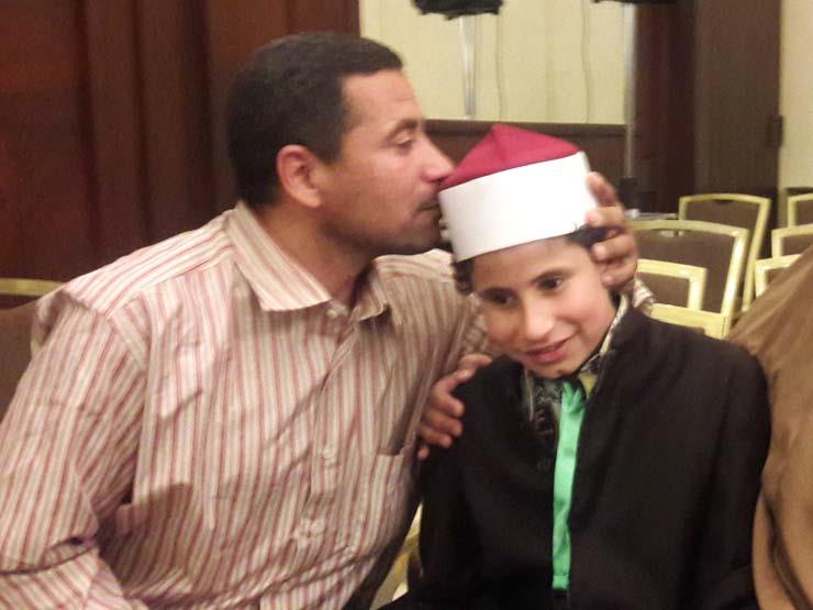 بالفيديو: طفل مصري كفيف يحفظ القرآن وترجمته بالإنجليزية والف | مصراوى